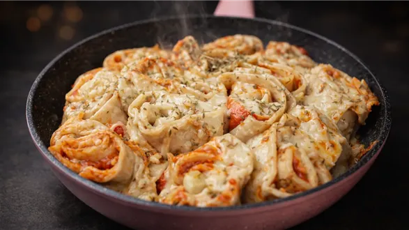 Zapiekanka z tortilli z salami i mozzarellą